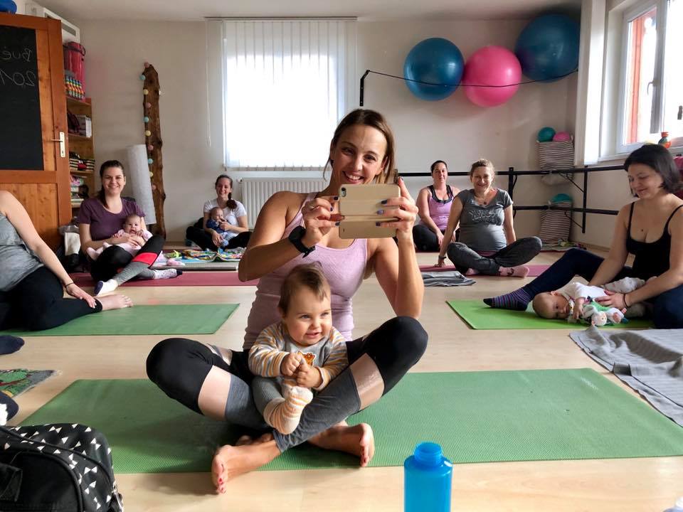 Baba-Mama pilates órán kislányommal, Annával :)