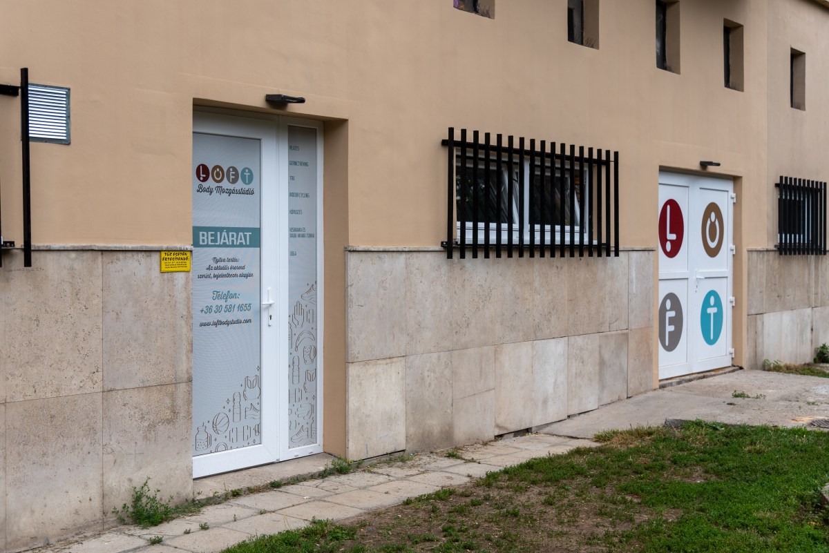 Bejárat - utcafront